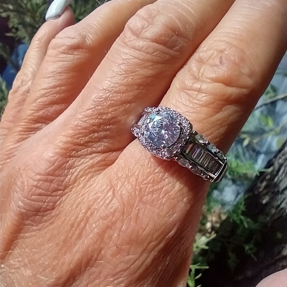 Video in listing. Women's marked 925 white stone ring. - Picture 1 of 11